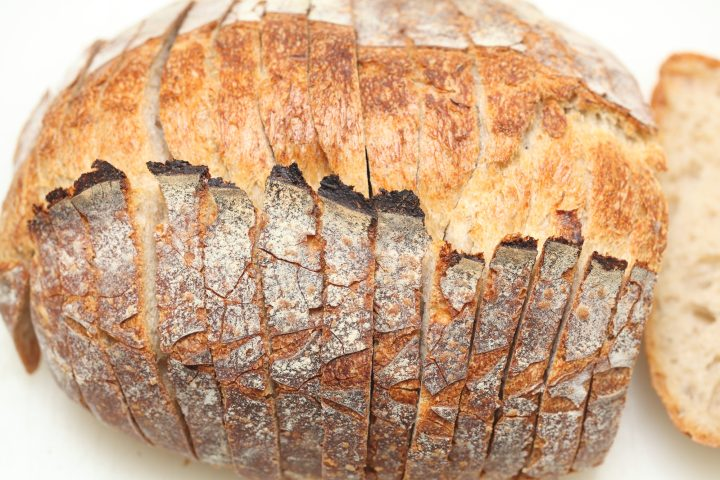 Gesneden zonnepitten brood 1/2