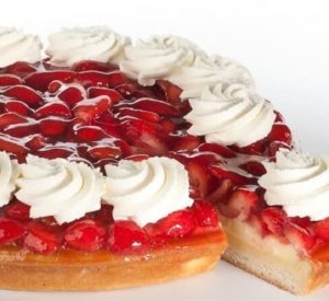 Aardbeienvlaai zacht met slagroom - heel